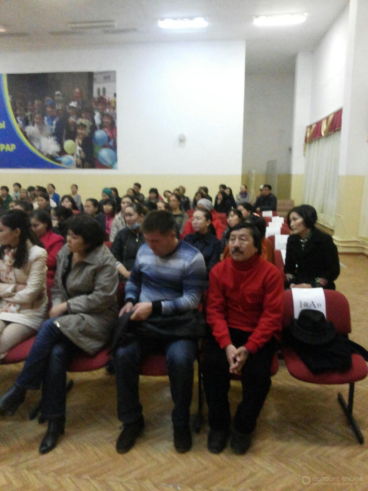 29 октября 2015 года директор КГУ ОШ № 142 Куатова Акылсара Мергенбаевна провела родительское собрание среди родителей 1-4 классов