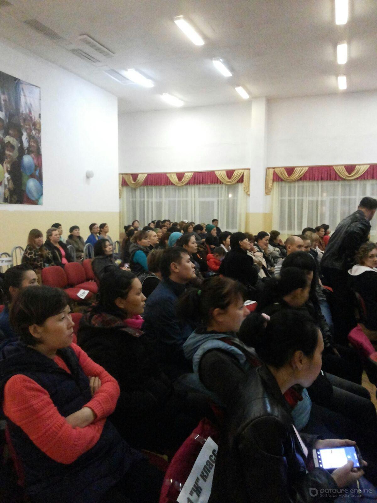 29 октября 2015 года директор КГУ ОШ № 142 Куатова Акылсара Мергенбаевна провела родительское собрание среди родителей 1-4 классов