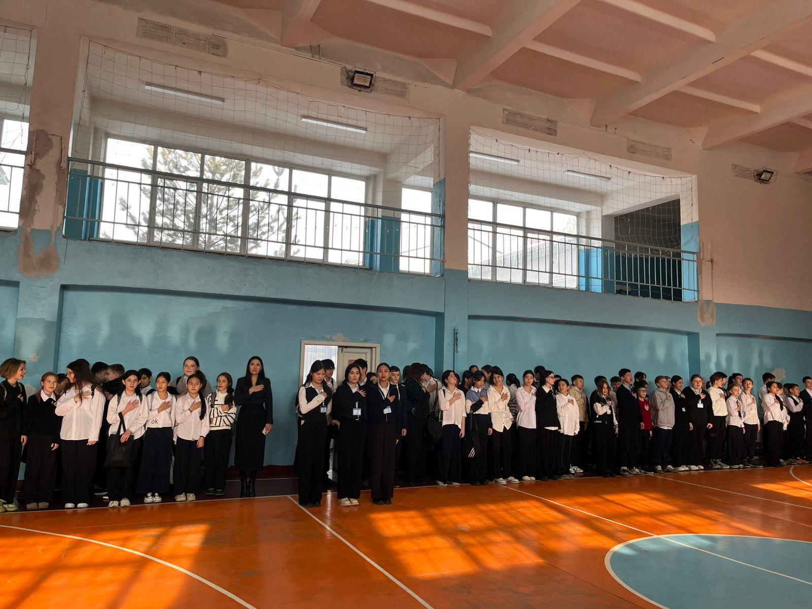 142 жалпы білім беретін мектептің оқушылары арасында 1-ші және 2-ші ауысымға арналған мектепшілік жиналыс өтті. Среди учащихся 1-й и 2-й смены КГУ ОШ №142 состоялось школьная линейка.