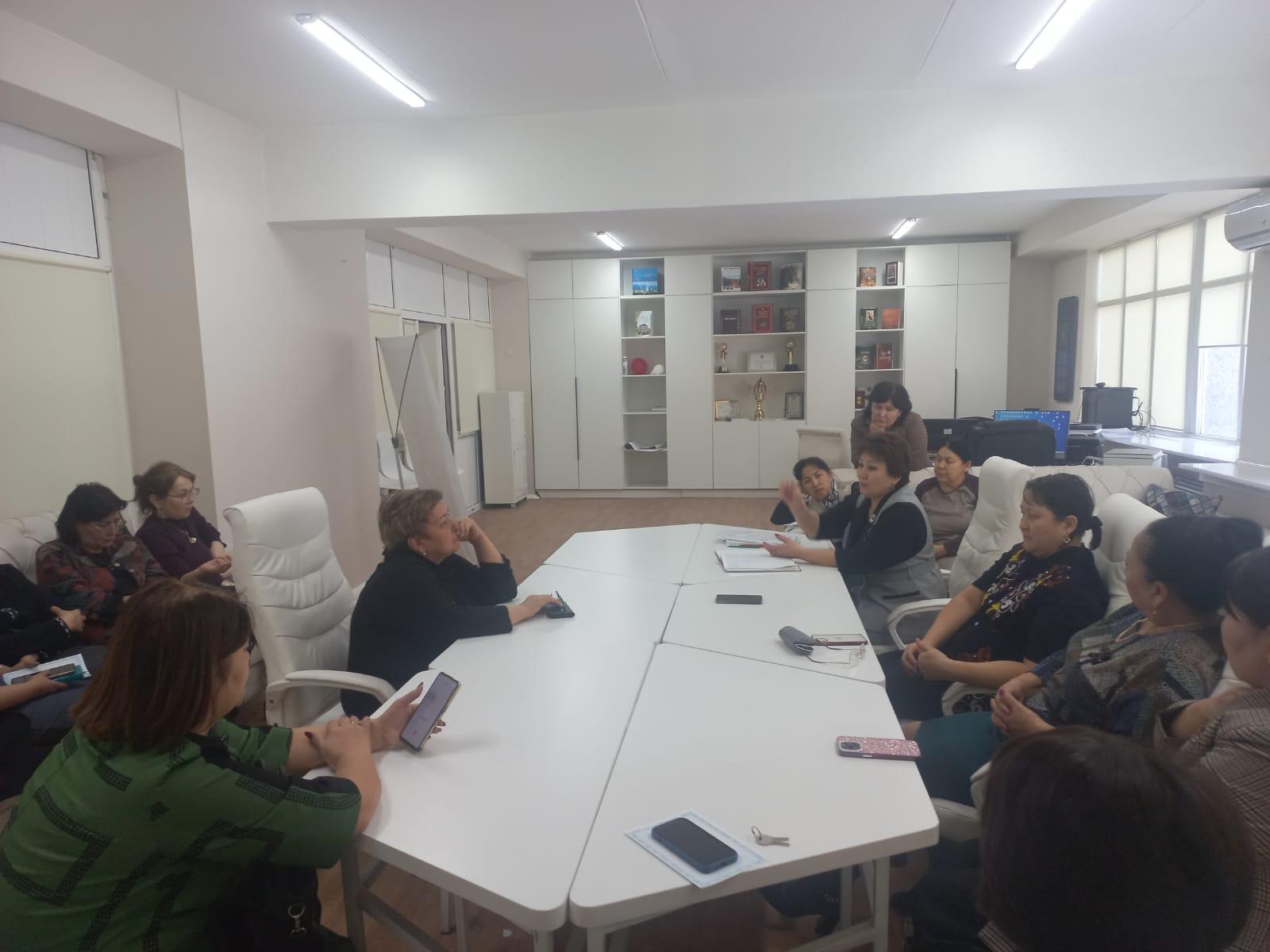 №142 ЖББ мектептің педагог-шебер, зерттеуші ұстаздар дөңгелек үстелі. Круглый стол педагогов-мастеров, педагогов-исследователей школы КГУ ОШ №142