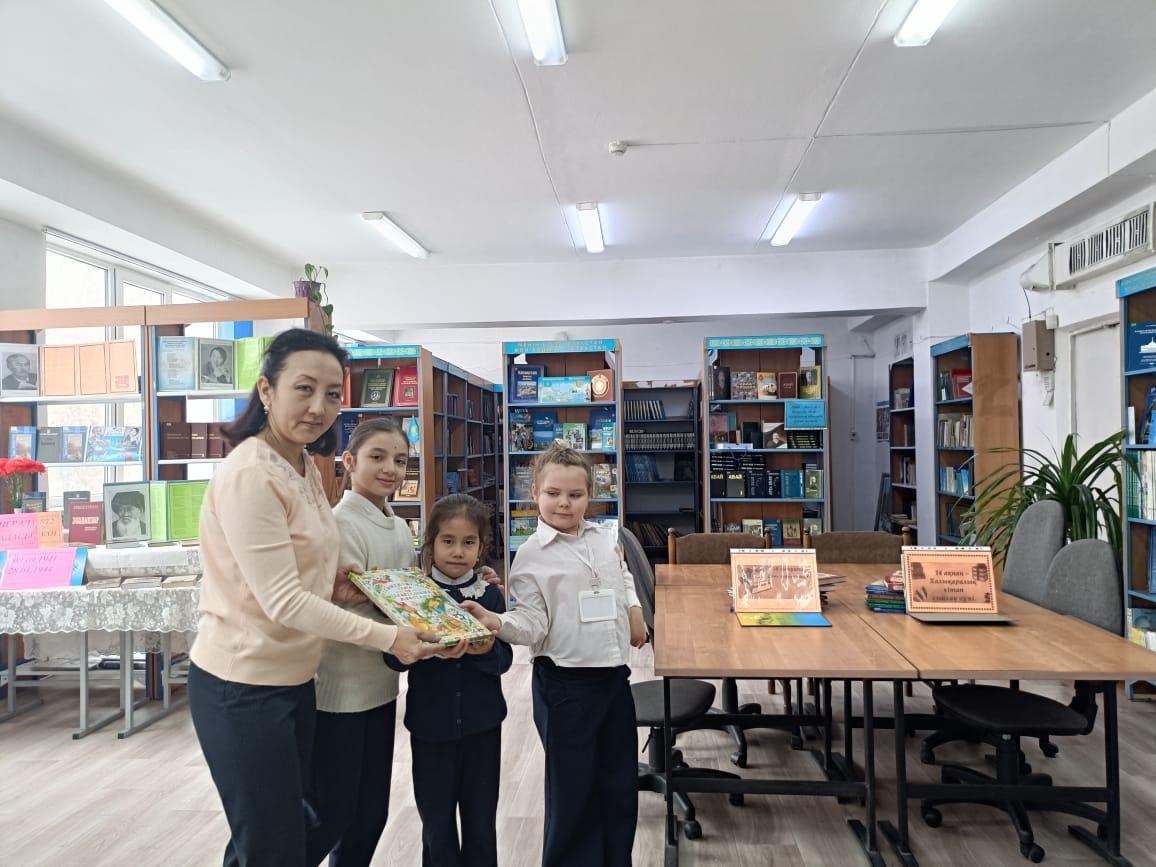 "Кітапханаға кітап сыйла" акциясы  ұйымдастырылды. Организована акция «Книгу в дар библиотеке».