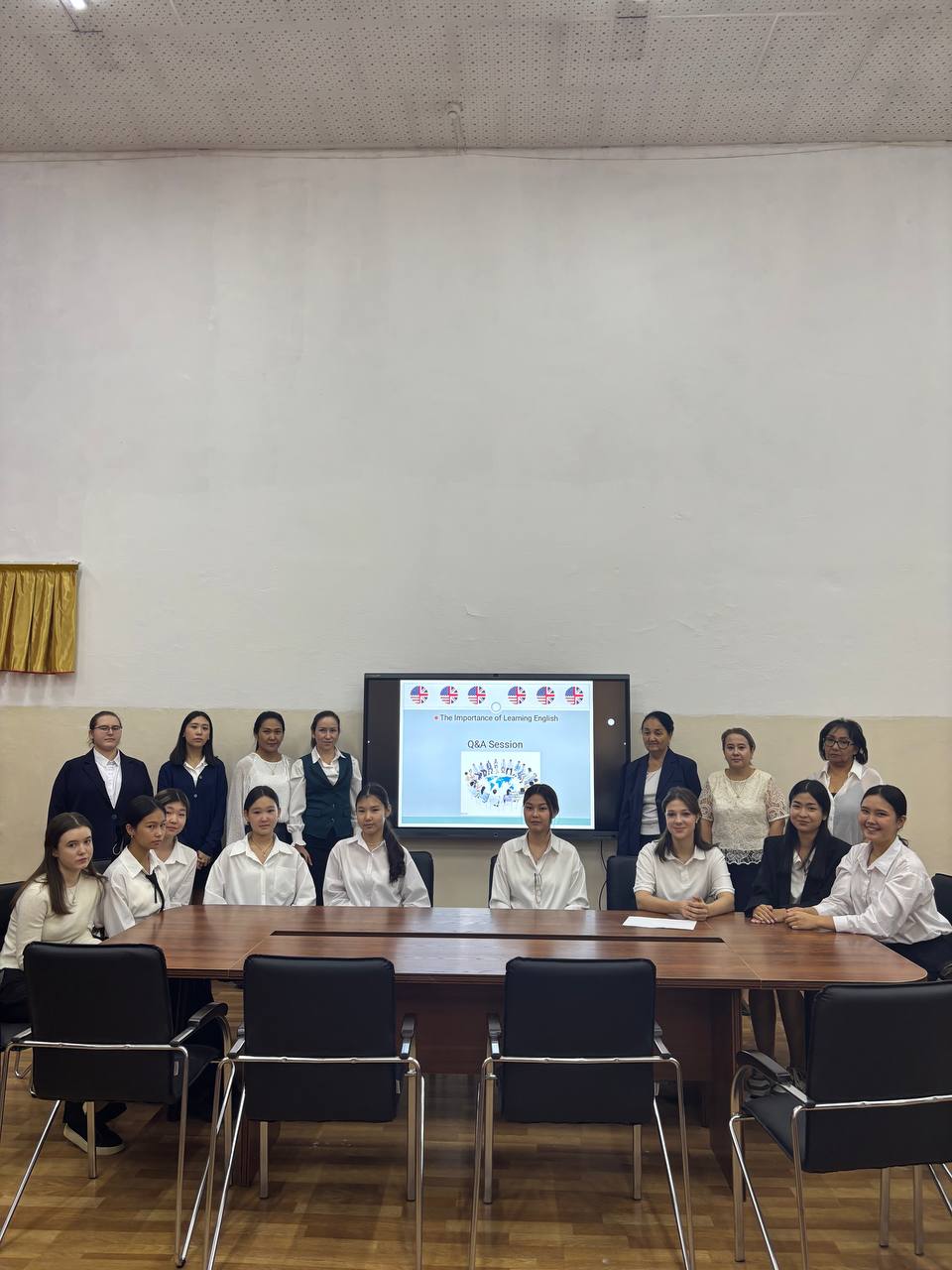 Тілдер күніне арналған мереке аясында ағылшын тілі пәнінен танымдық әрі интерактивті іс-шара өтті. В рамках празднования Дня языков прошло познавательное и интерактивное мероприятие по английскому языку.