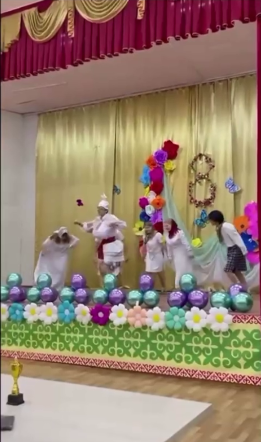 8 наурызға арналған «Көктеммен бірге келген күлкі» атты КВН ойыны. КВН «Смех, пришедший вместе с весной», посвящённый 8 Марта.