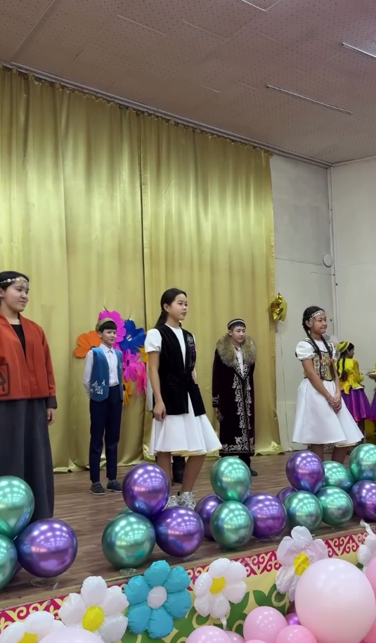 6-сыныптар арасында «Ұлттық киімдер» көрсетілімі. Показ «Национальные костюмы» среди 6-х классов.