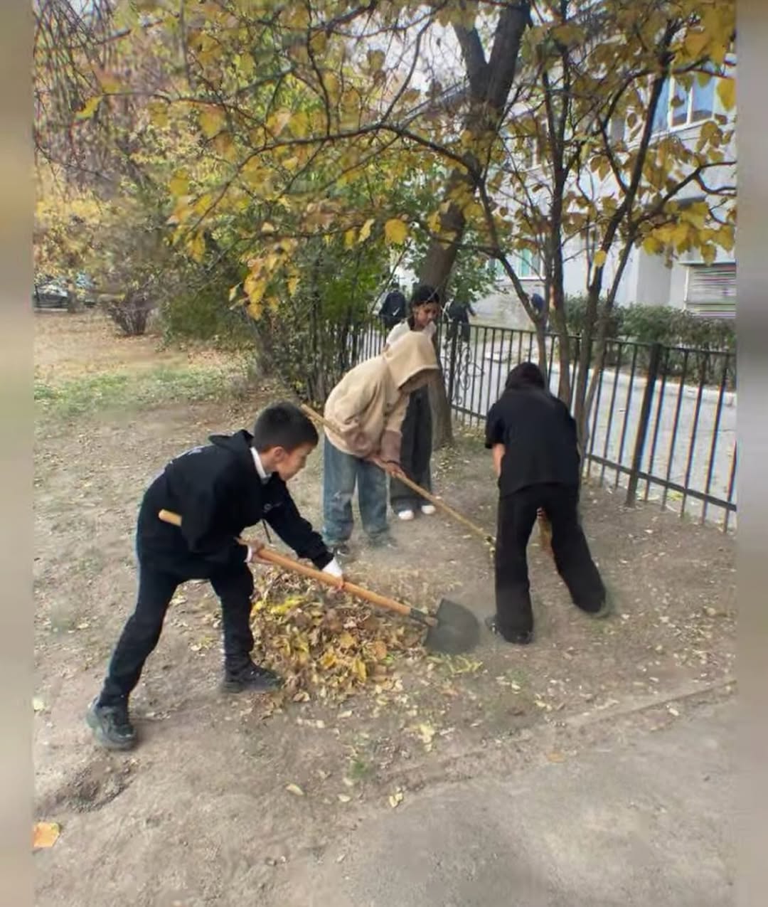 «Таза Қазақстан» жобасы аясында №142 мектепте тазалық жұмыстары жүргізілді. В школе №142 проведены работы по благоустройству в рамках проекта «Чистый Казахстан».