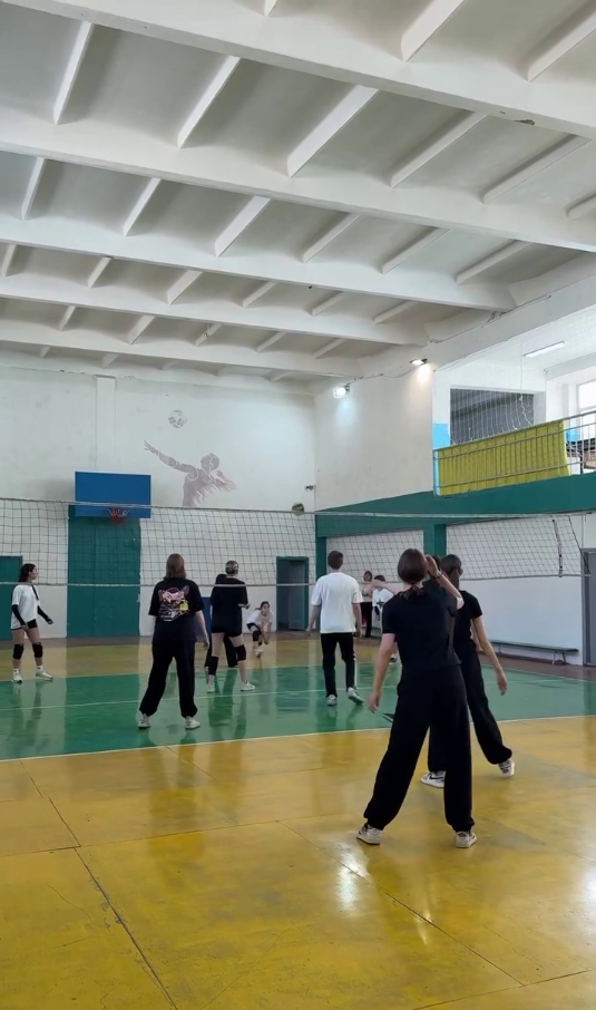 9 «Е» және 9 «Ж» сынып оқушылары арасында волейболдан жолдастық кездесу өтті. Товарищеская встреча по волейболу среди учащихся 9 «Е» и 9 «Ж» классов.